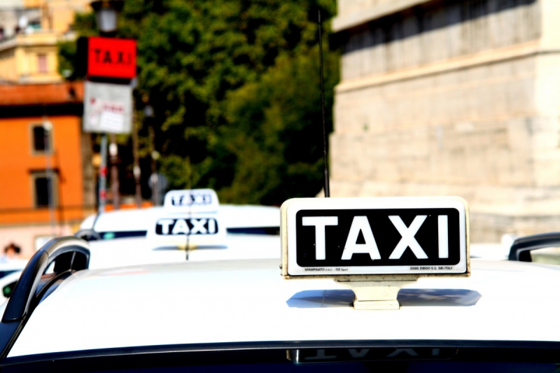 taxis-REVEST LES ROCHES-min_taxi_auto_rome_road_white-1051610